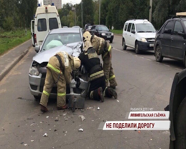 Грузовик и легковушка не поделили дорогу в Рыбинске