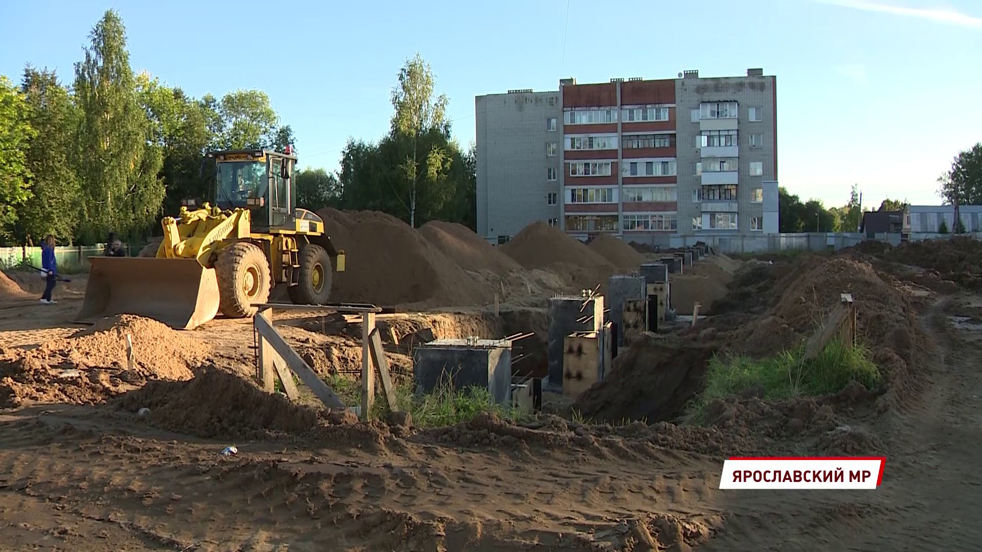 В Красных Ткачах продолжают возводить первый в поселке физкультурно-оздоровительный комплекс