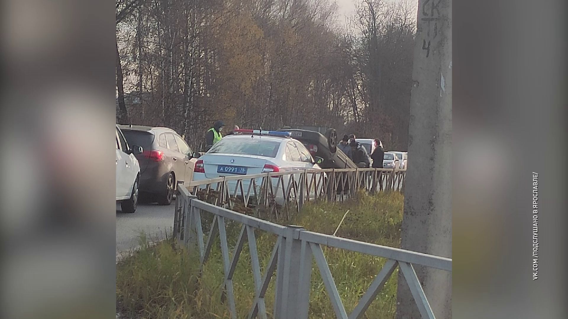Во Фрунзенском районе перевернулась легковушка