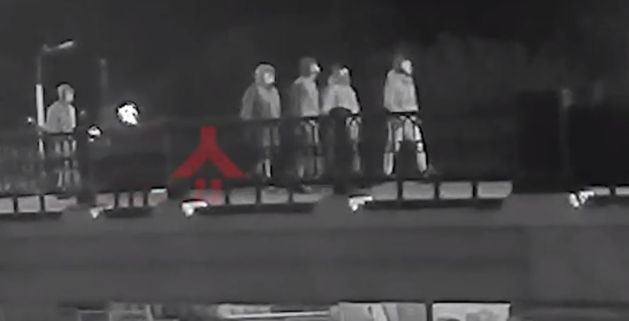 Камеры видеонаблюдения засекли вандалов, разгромивших Стрелку