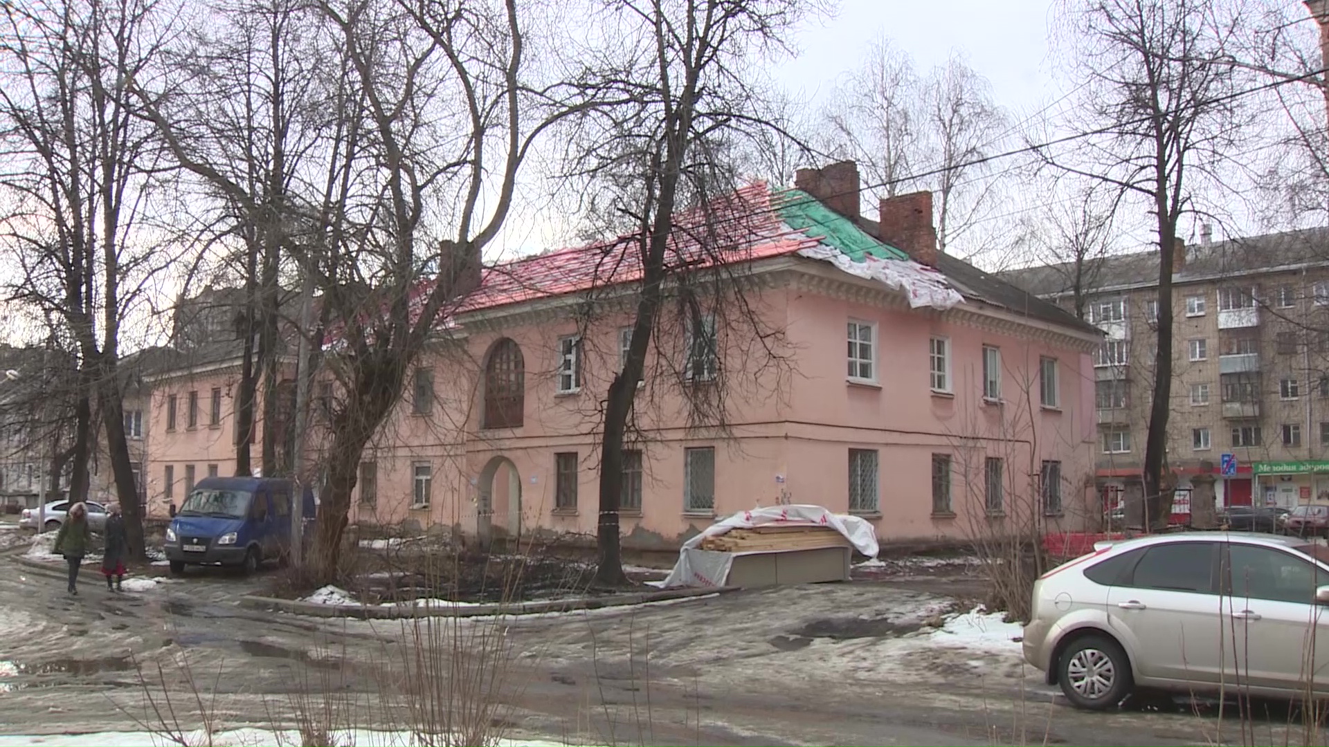 Сразу в трех домах в Ленинском районе Ярославля завершается капремонт крыш