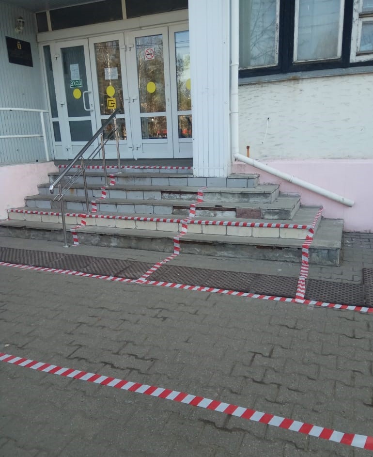 В ярославском центре занятости нарисовали разметку, чтобы люди соблюдали дистанцию