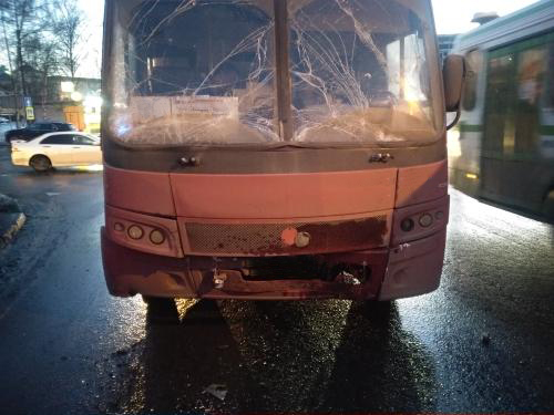 В ДТП с автобусом и маршруткой на Октябрьском мосту в Ярославле пострадали две пассажирки