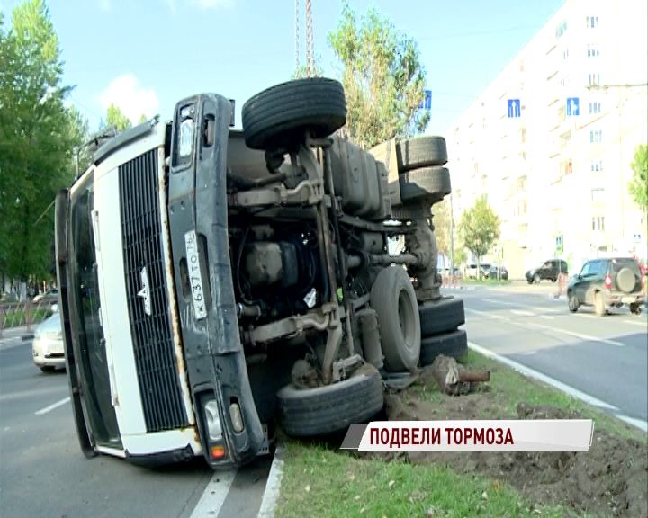 Лег отдохнуть: на Московском проспекте перевернулся тягач