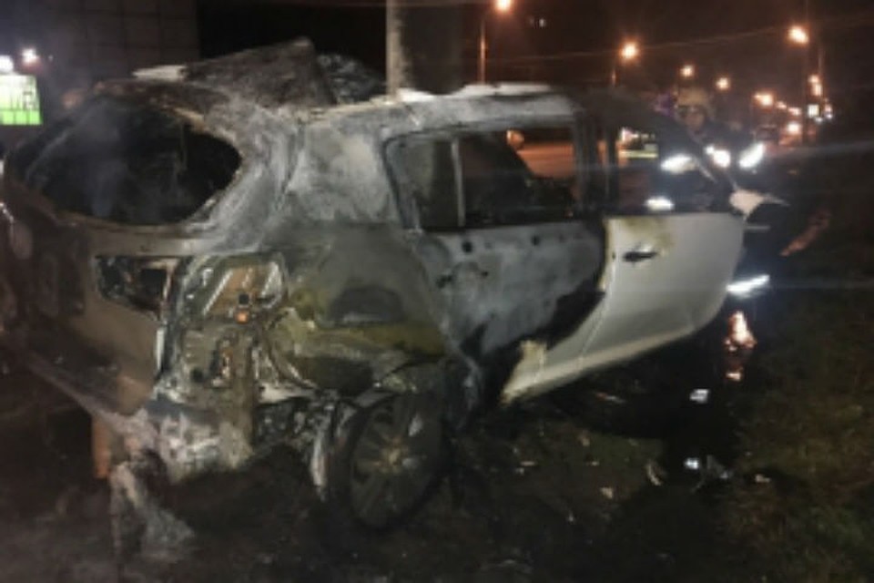 В Рыбинске два человека сгорели заживо в иномарке