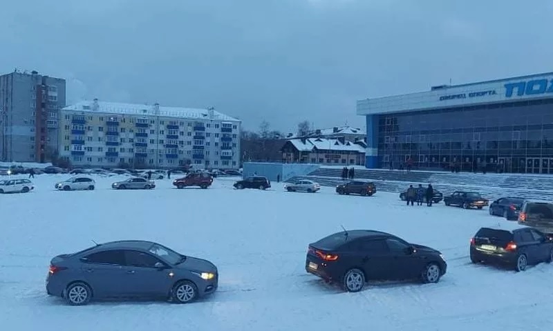 Рыбинские автомобилисты устроили флешмоб, построив машины в форме кольца