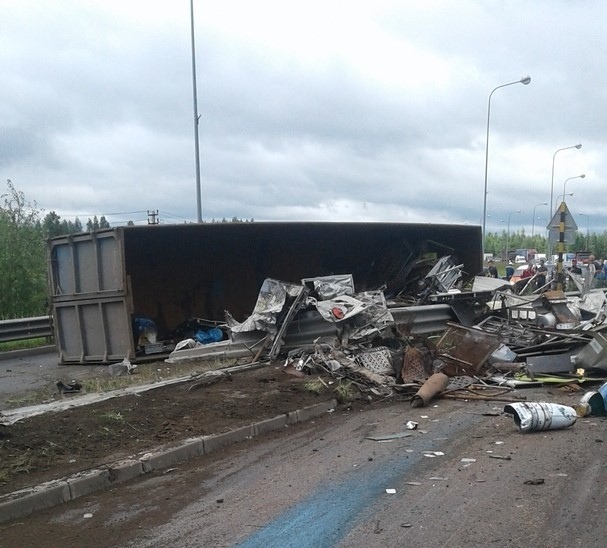 На Юбилейном мосту перевернулась фура: проезд перекрыли