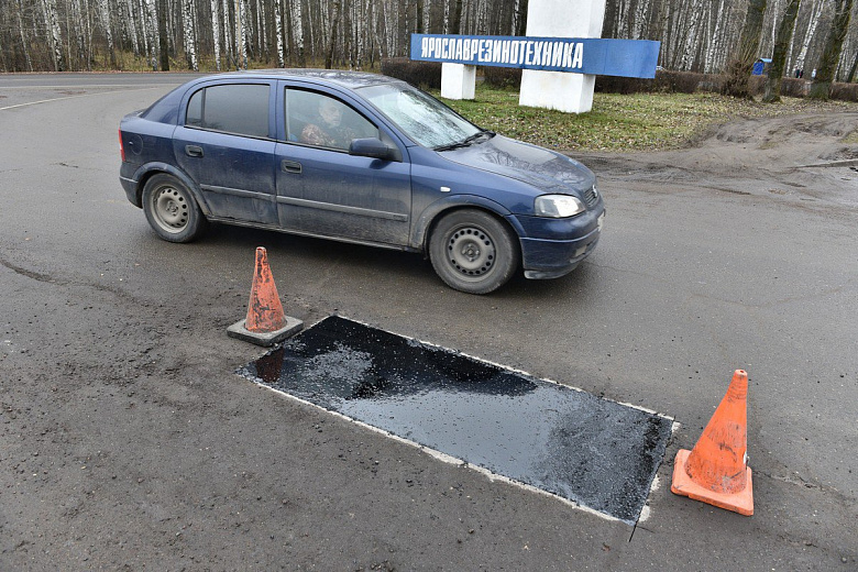 Ярославские ямы начали латать литой асфальтобетонной смесью