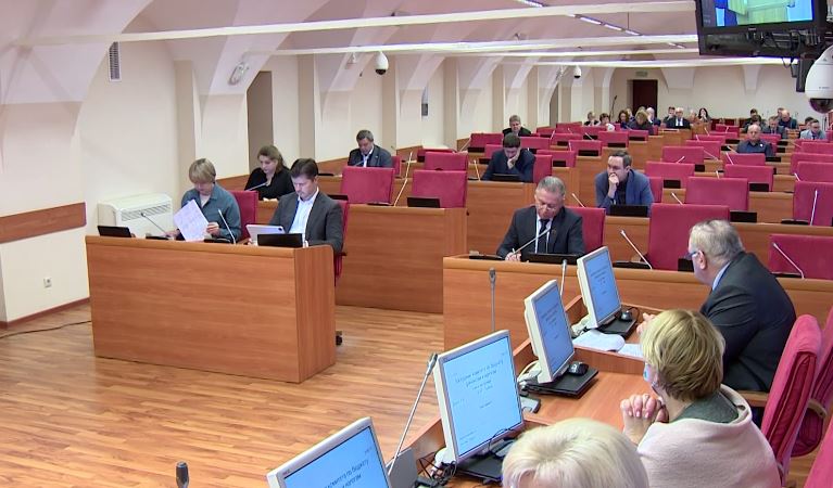 Более 2 миллиардов рублей планируют выделить из региональной казны на повышение зарплат работникам бюджетной сферы и другие соцвыплаты