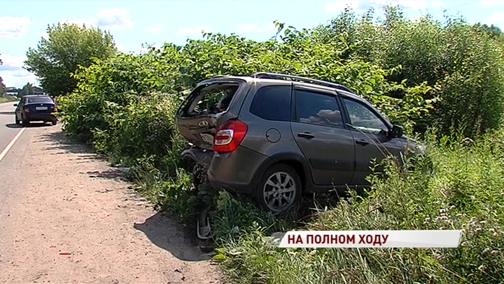 Отвлеклась от дороги: в Ярославле автоледи протаранила припаркованный на обочине авто