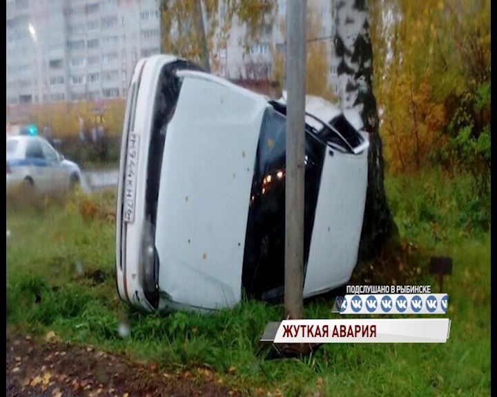 В Рыбинске седан перевернулся и улетел в дерево