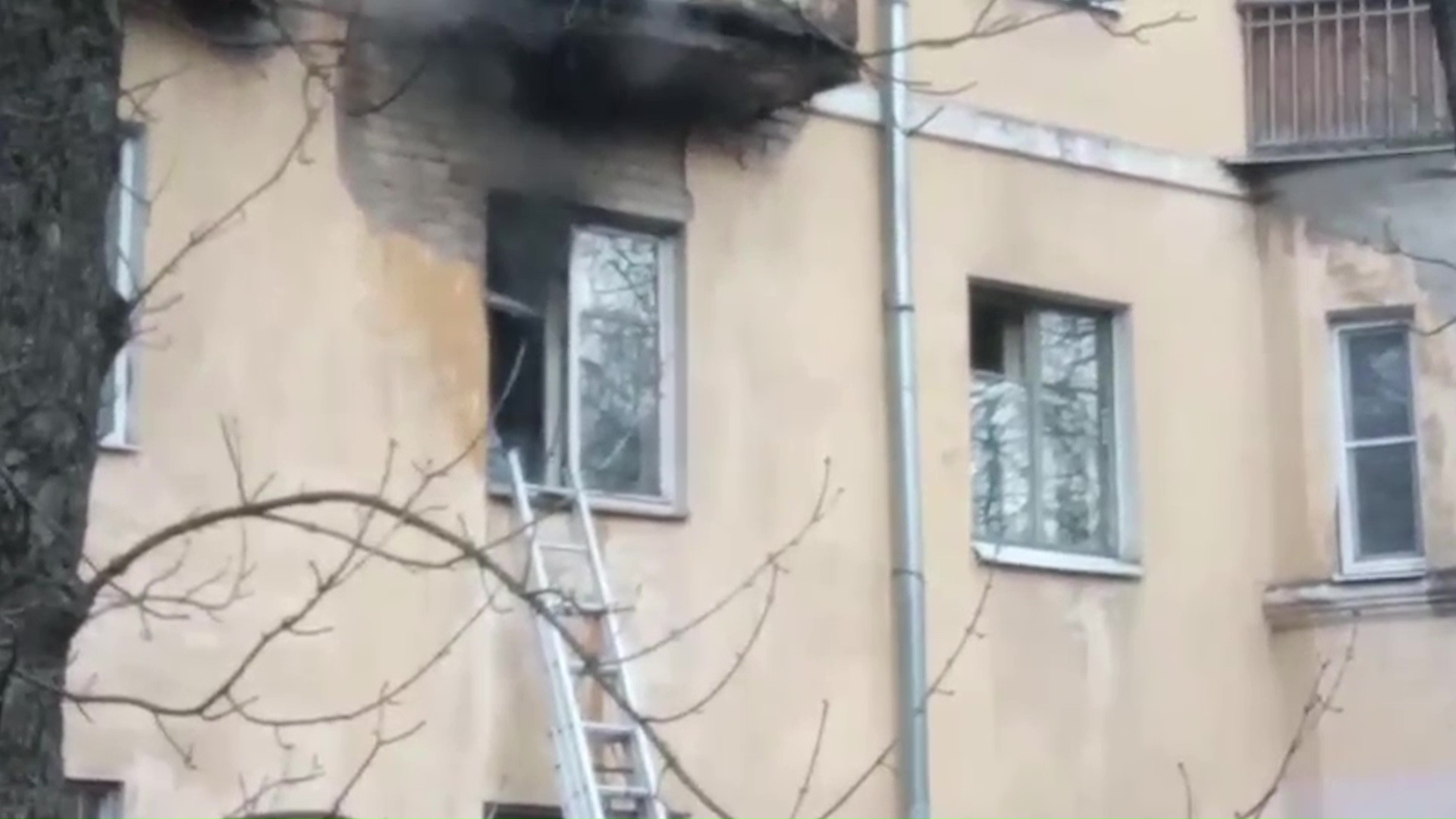 В Ярославле из-за пожара эвакуировали многоквартирный дом