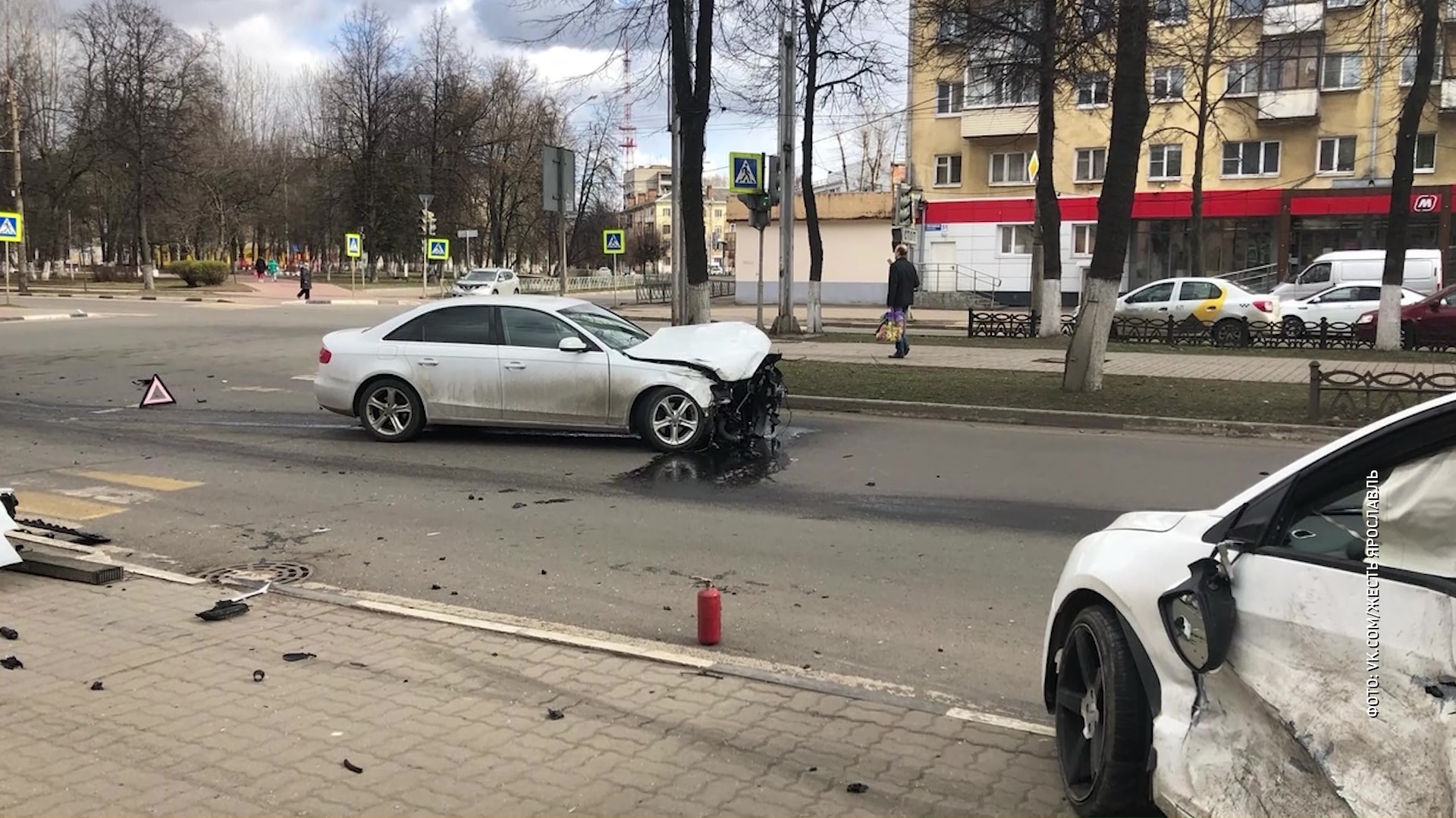 В Ярославле жестко столкнулись две иномарки