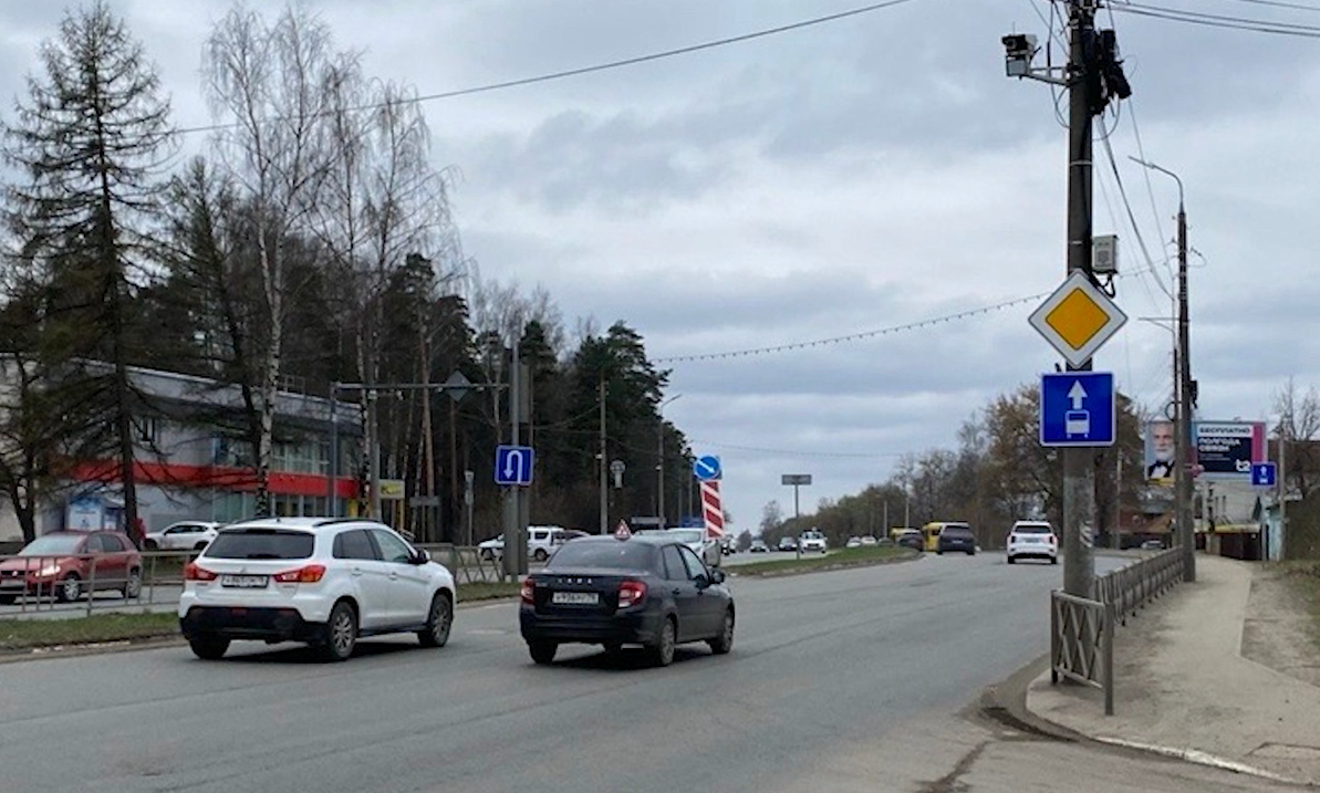 В Ярославле убирают знаки с выделенной полосы для автобусов на проспекте Авиаторов