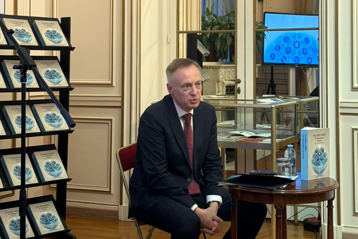 Ректор ЯГМУ Александр Хохлов представил в Париже руководство по этике научных исследований