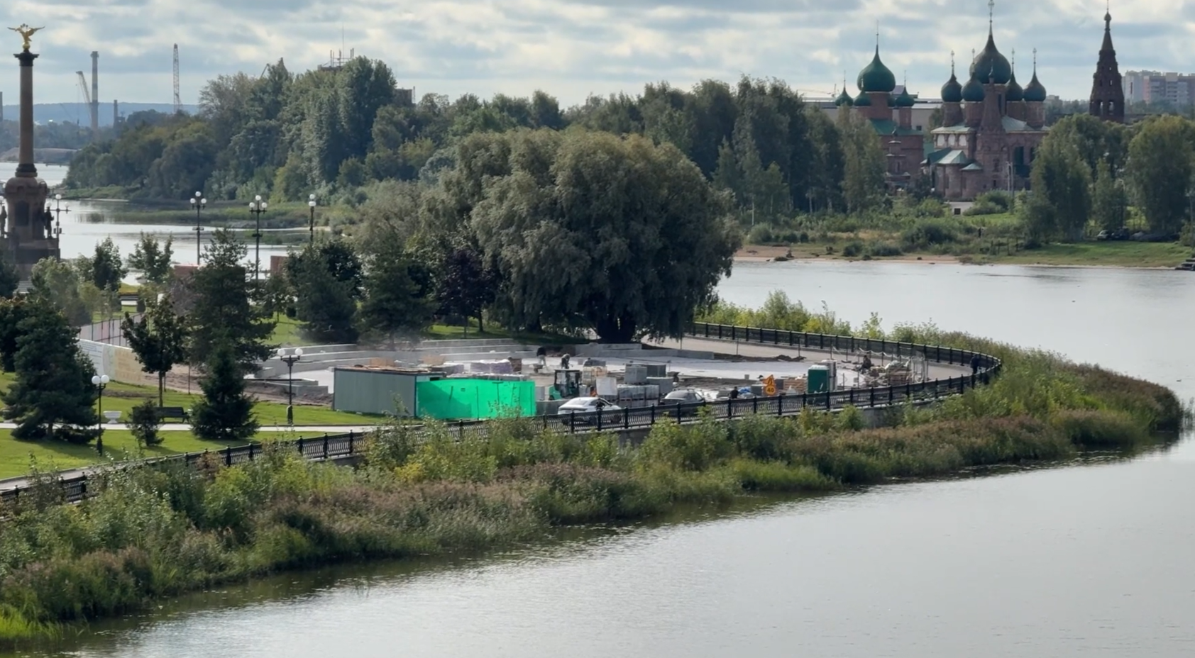 На Стрелке в Ярославле начали укладывать плитку вокруг амфитеатра