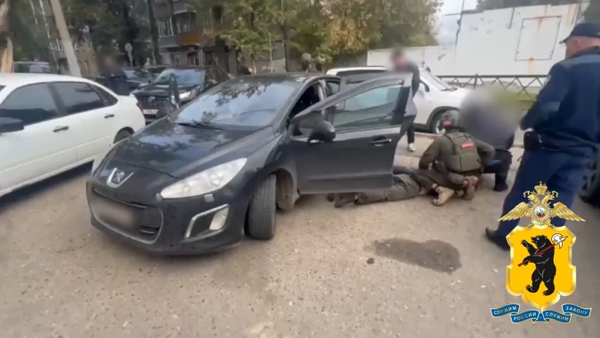 На улице Володарского в Ярославле задержали подозреваемых в сбыте крупной партии наркотиков