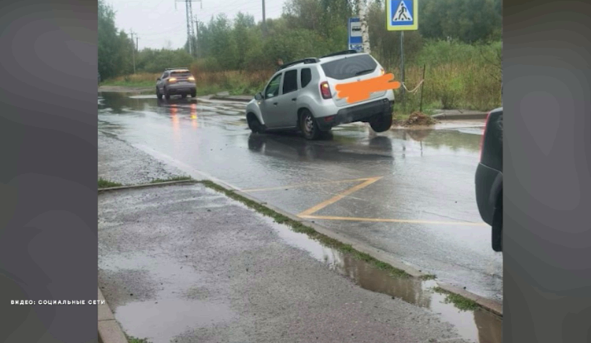 В Ярославле в яму в асфальте провалились три автомобиля