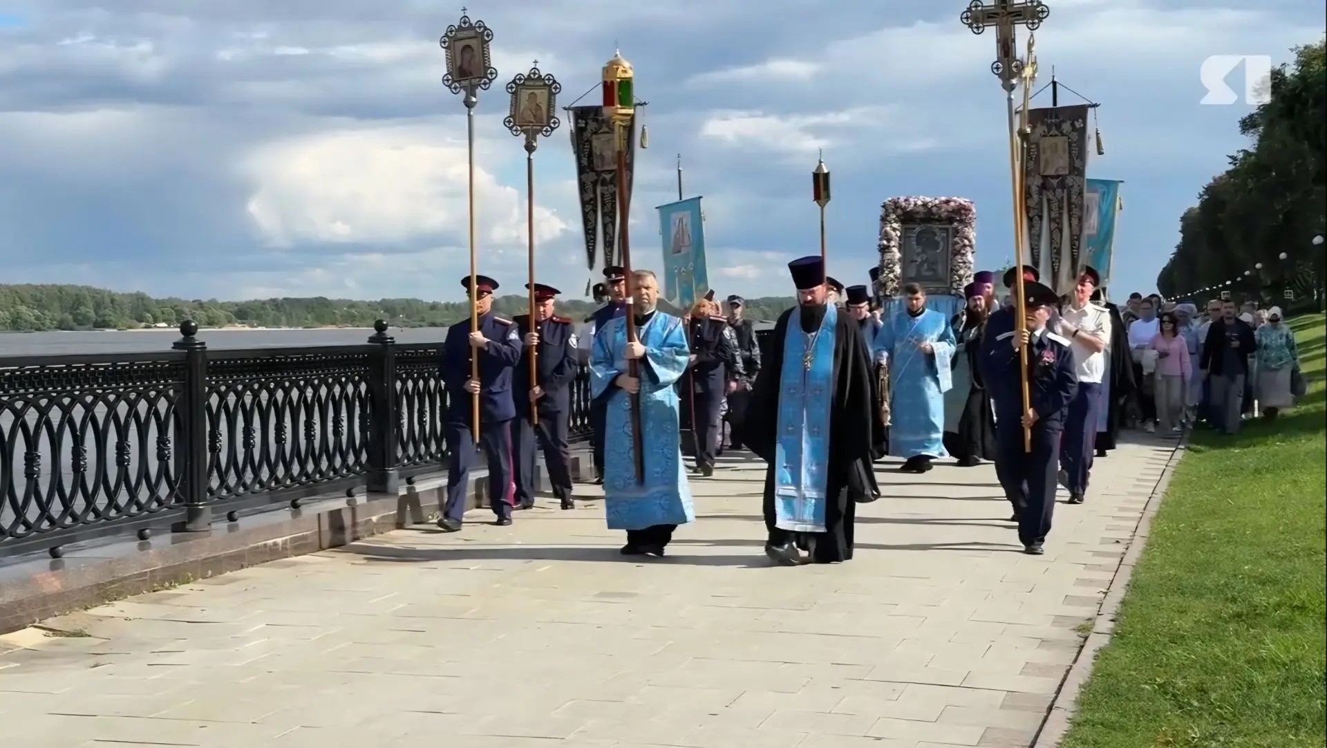 От Успенского собора в Ярославле прошел крестный ход в честь 712-летия Толгского монастыря