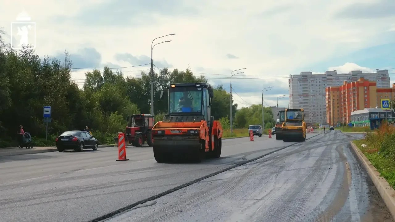 В Ярославле на улице Бабича укладывают новый асфальт