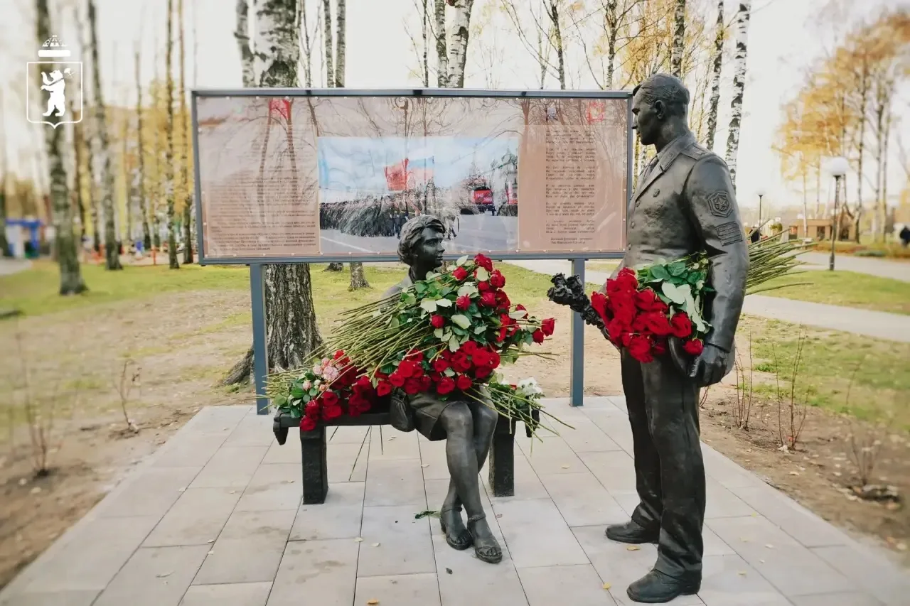 В Юбилейном парке Ярославля открыли памятник курсанту военного финансового училища