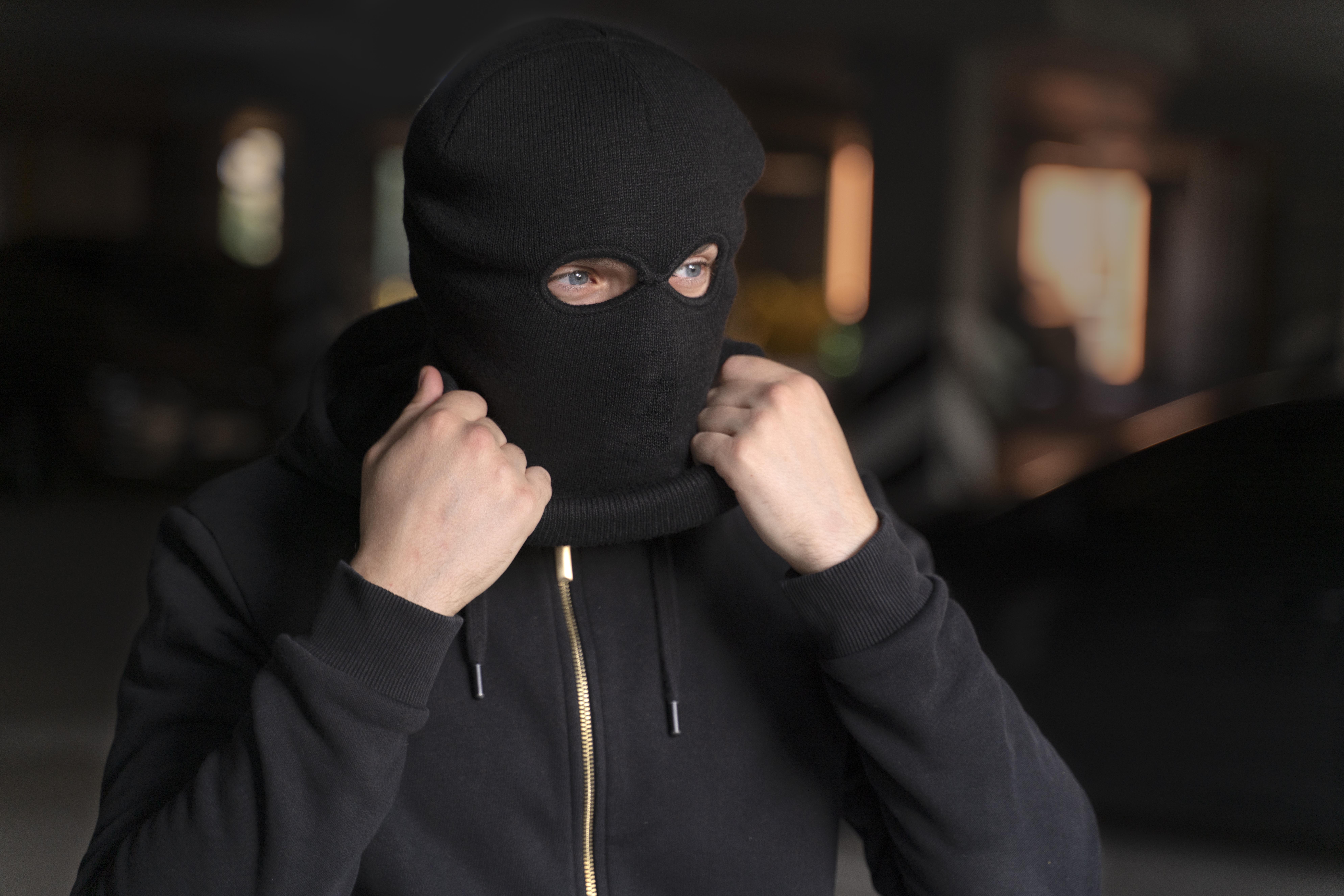 В Рыбинске мужчина выносил из магазинов технику и алкоголь, пряча их под одеждой