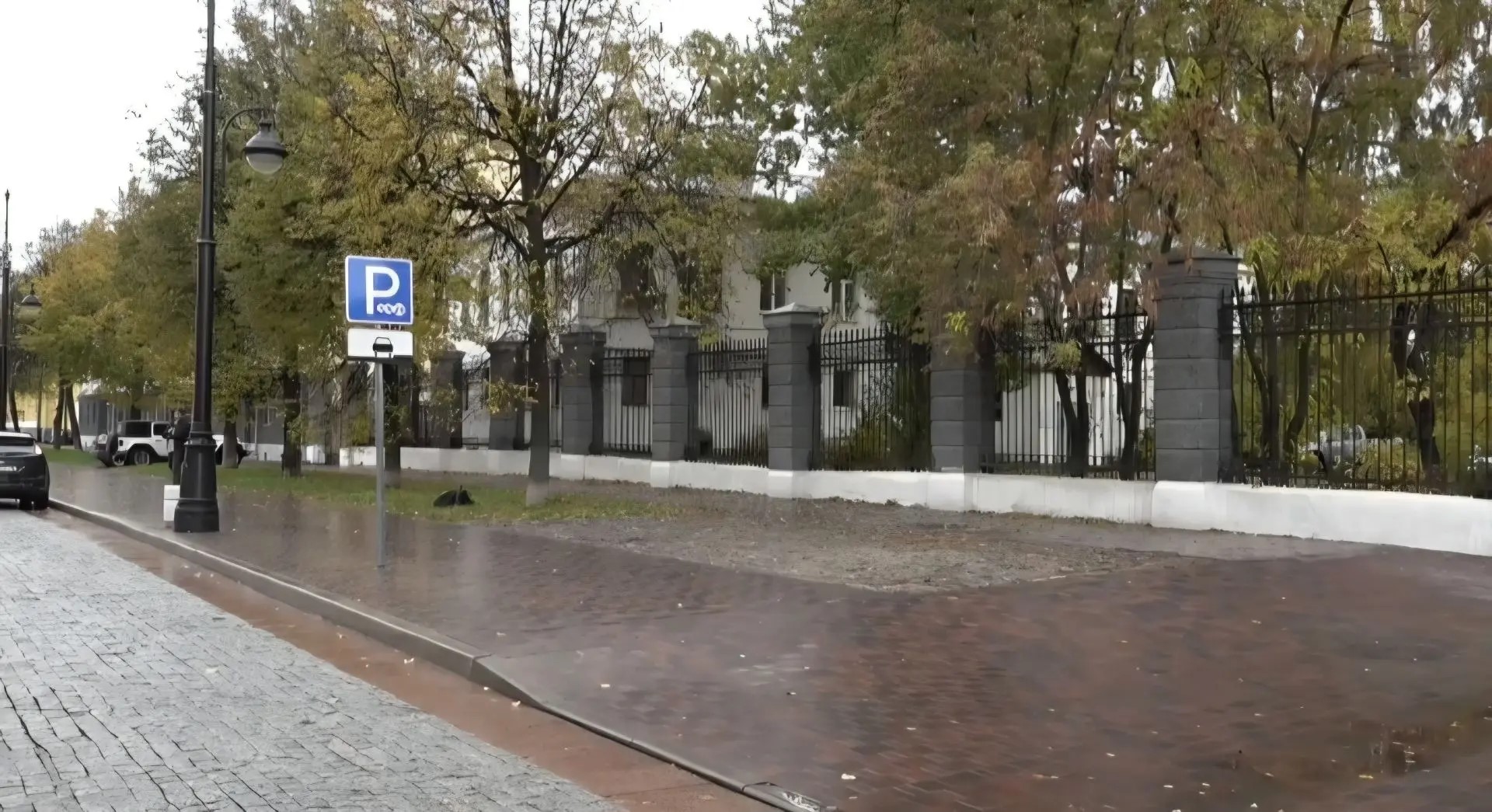 Жители Ярославля пожаловались на парковку машин на исторической брусчатке на Советской улице
