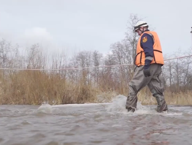 В Переславском округе Ярославской области вода затопила мост через реку Кубрь