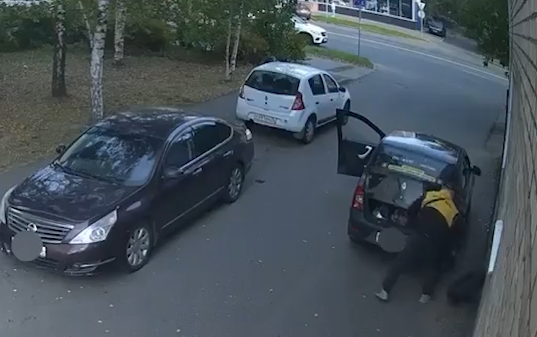 В Ярославле на проспекте Толбухина мужчина выбросил покрышку на проезжую часть