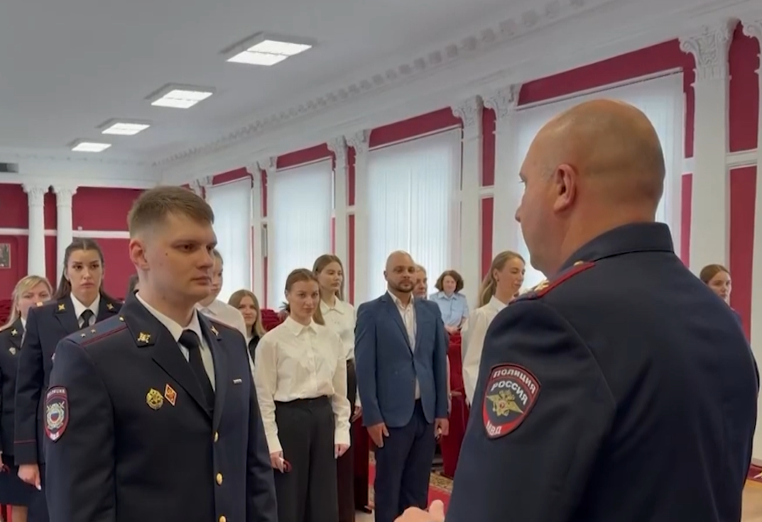 19 молодых сотрудников ярославского УМВД получили первые офицерские погоны