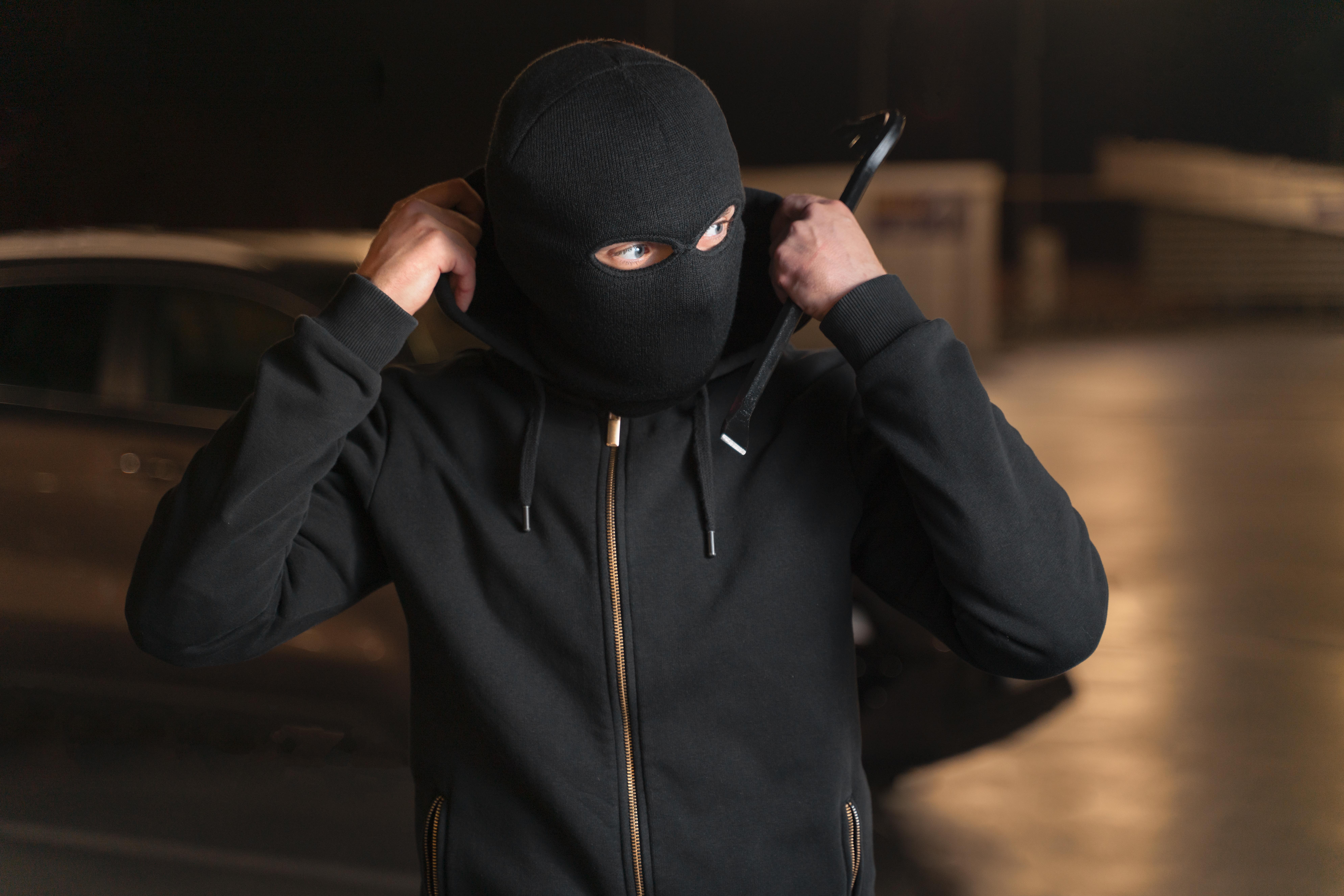 В Ярославле задержали мужчину, облившего продавщицу напитком и разгромившего магазин