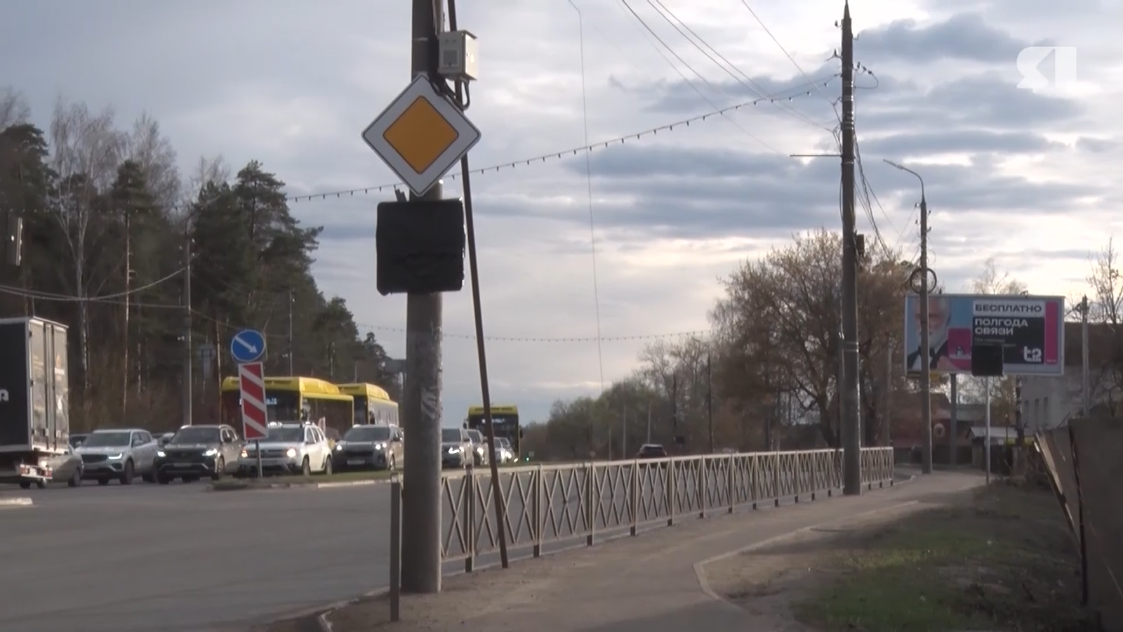 На проспекте Авиаторов в Ярославле начали наносить разметку для выделенной полосы