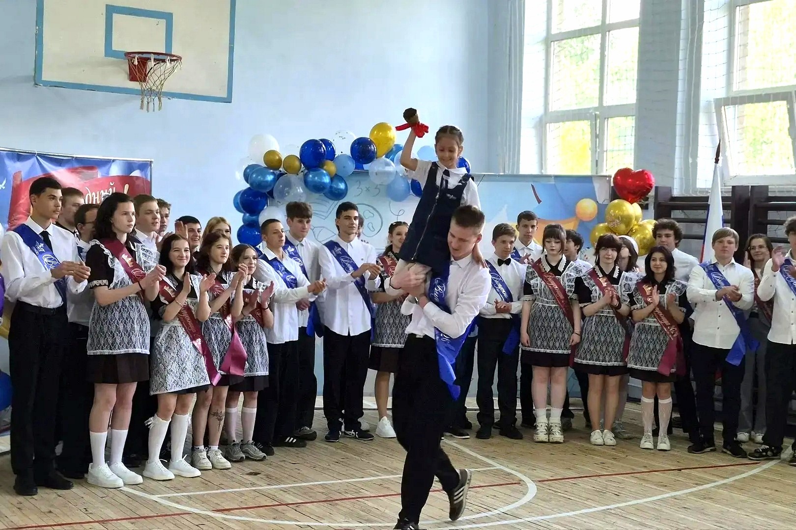В школах Ярославской области прозвучал последний звонок