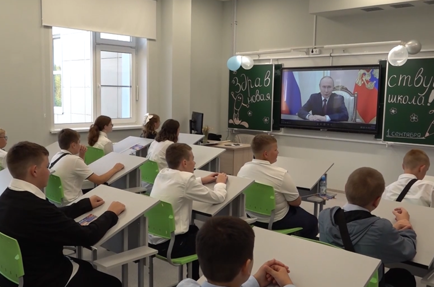 Рыбинским школам передадут 14 тысяч учебников и 1500 наборов для учеников