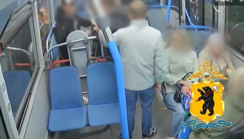 В Ярославле установили пассажира автобуса, доставшего нож во время ссоры с подростком