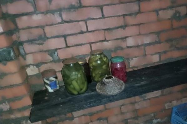 В Рыбинском округе мужчина украл у знакомого более 20 бутылок алкоголя и банки с заготовками
