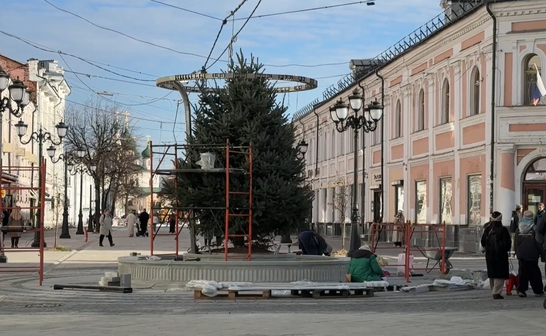 В чаше фонтана на пересечении улицы Кирова и Депутатского переулка установили елку