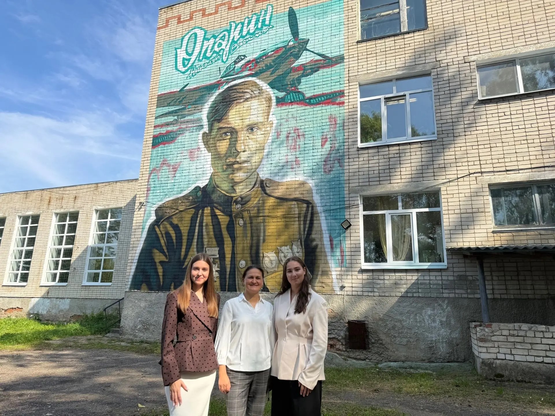 В Шурскольской школе открыли мурал в честь летчика Николая Окопина