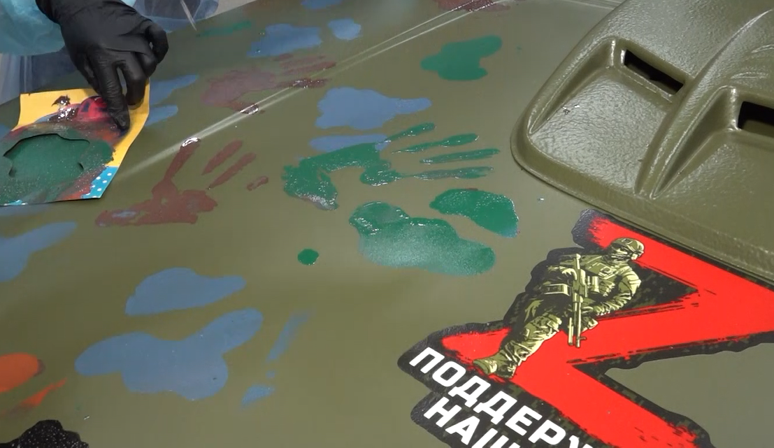 Ярославские школьники расписали две машины для бойцов СВО