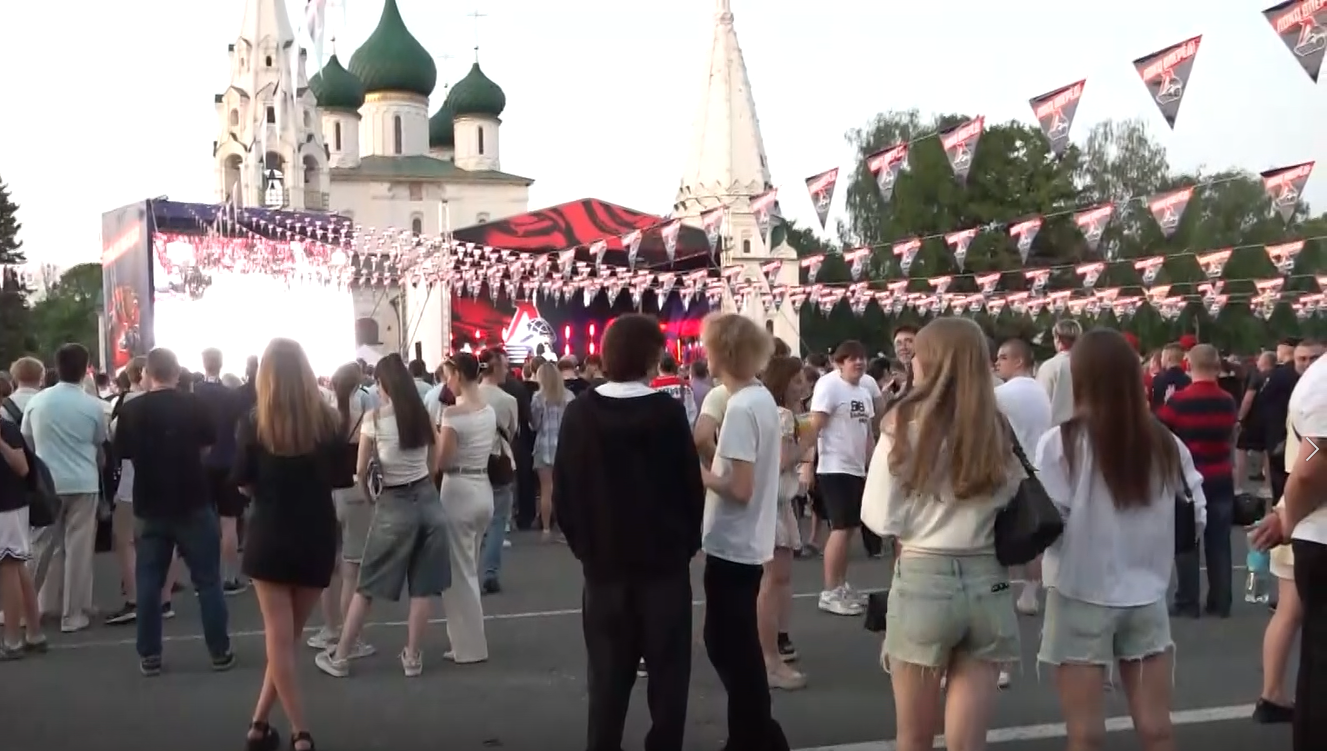Корреспондент ЯПервого показала, как болельщики «Локомотива» переживали за команду