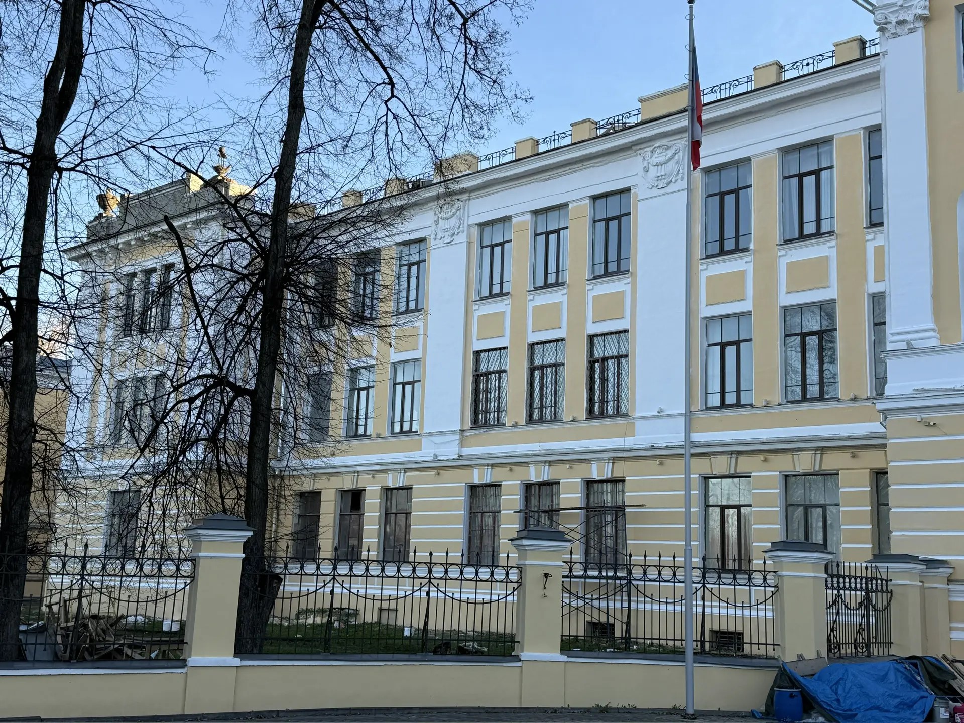 В Ростовской гимназии имени Кекина завершился ремонт фасадов и ограждения
