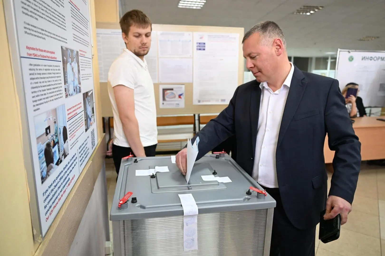 Михаил Евраев посетил избирательной участок и проголосовал на выборах депутатов Госдумы