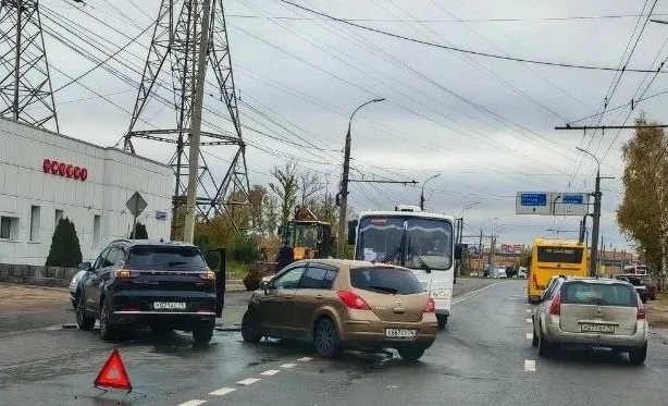 В Ярославле на Ленинградском проспекте столкнулись две иномарки