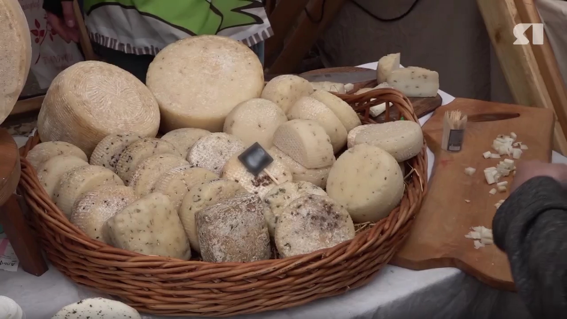 В Ярославле на Пасхальном фестивале свою продукцию представили более 50 фермеров и производителей