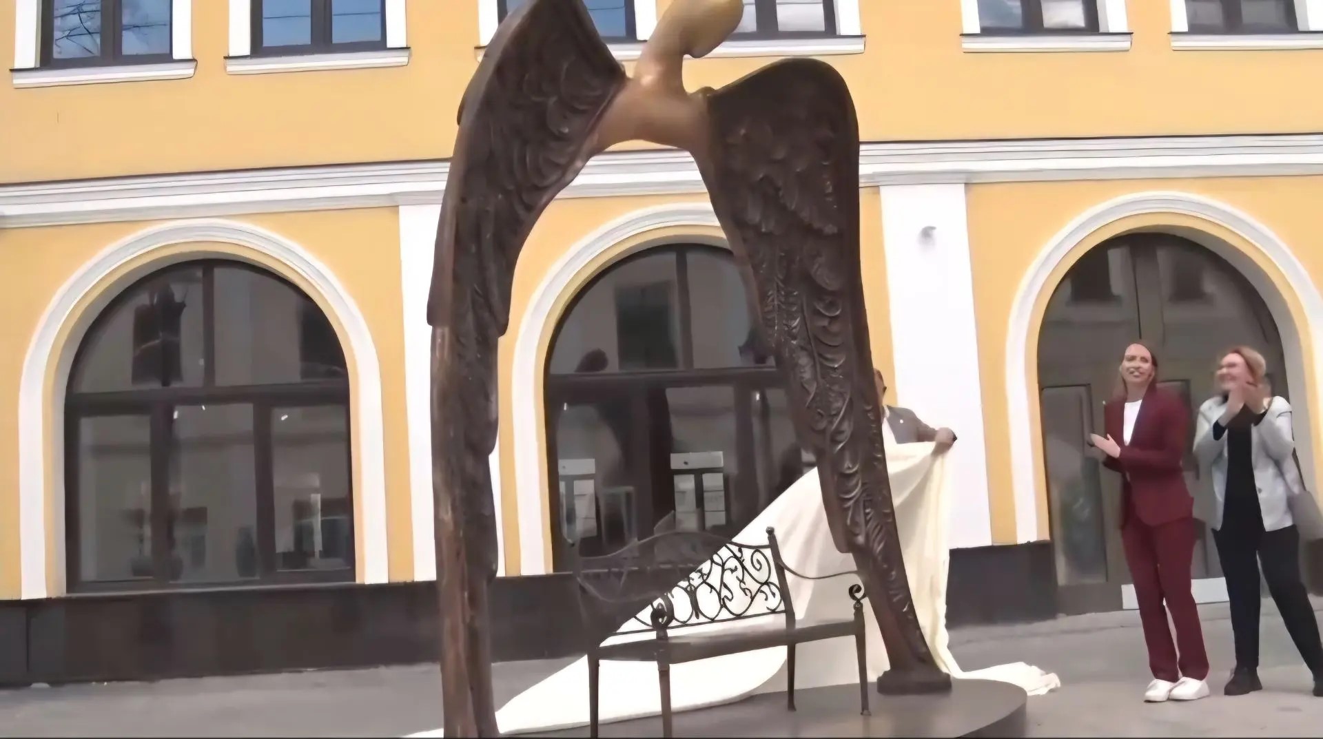 На улице Нахимсона в Ярославле открыли фигуру ангела в День российского кино 