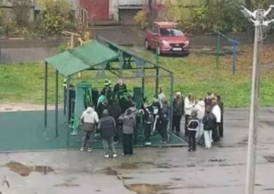 Рыбинские школьники оттирали изрисованную спортплощадку