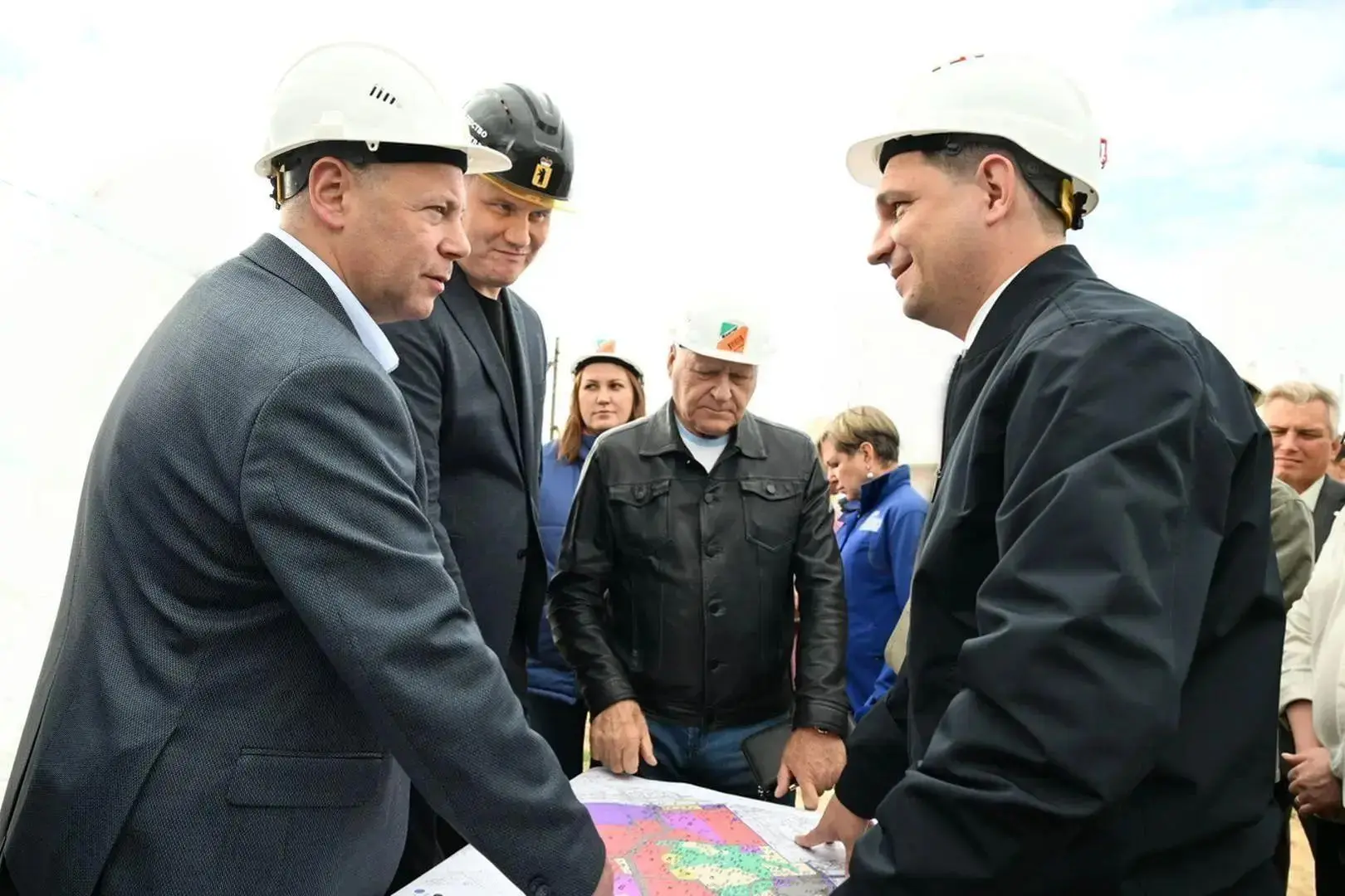 Михаил Евраев проверил строительство школы в Красном Бору и благоустройство «Спартаковца»