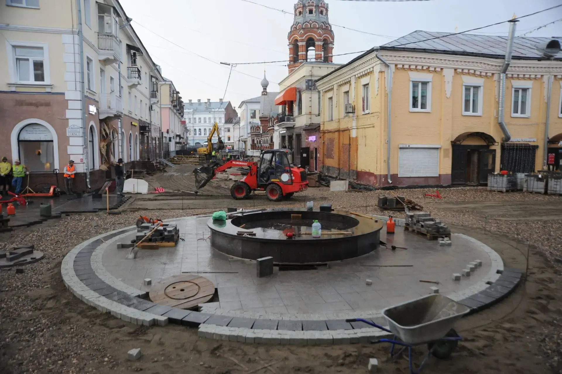 В Ярославле на Депутатской установили чашу фонтана и заменили половину плитки