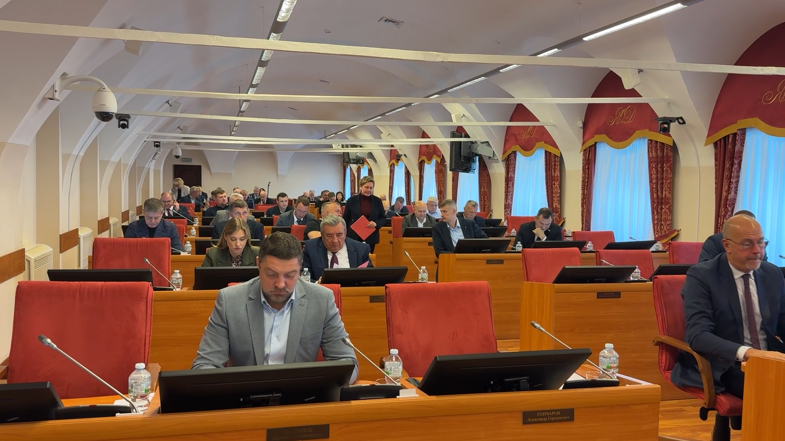 Депутаты Яроблдумы одобрили расширение мер поддержки учителей, будущих мам и участников СВО